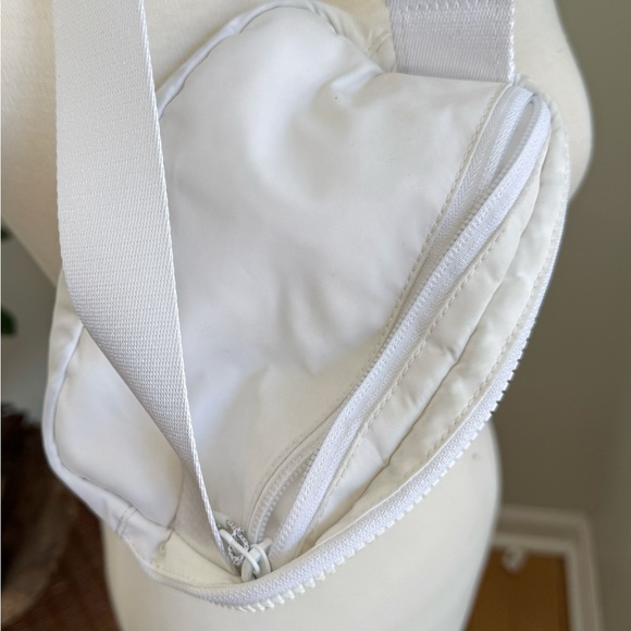 Lululemon Everywhere Belt Bag White Crossbody EUC - Picture 8 of 9